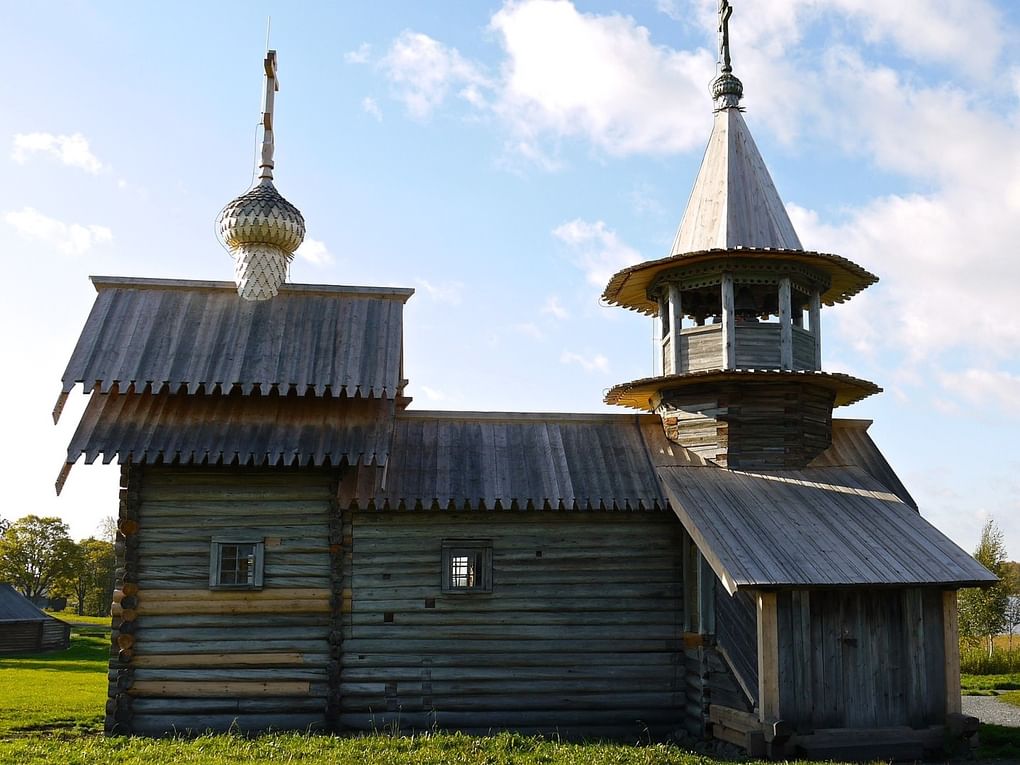 Шатровая колокольня, Кижи. Фотография: Marie Thérèse Hébert &amp; Jean Robert Thibault / <a href="https://commons.wikimedia.org/w/index.php?curid=98708580" target="_blank" rel="noopener">commons.wikimedia.org</a> / <a href="https://creativecommons.org/licenses/by-sa/2.0" target="_blank" rel="noopener">CC BY-SA 2.0</a>
