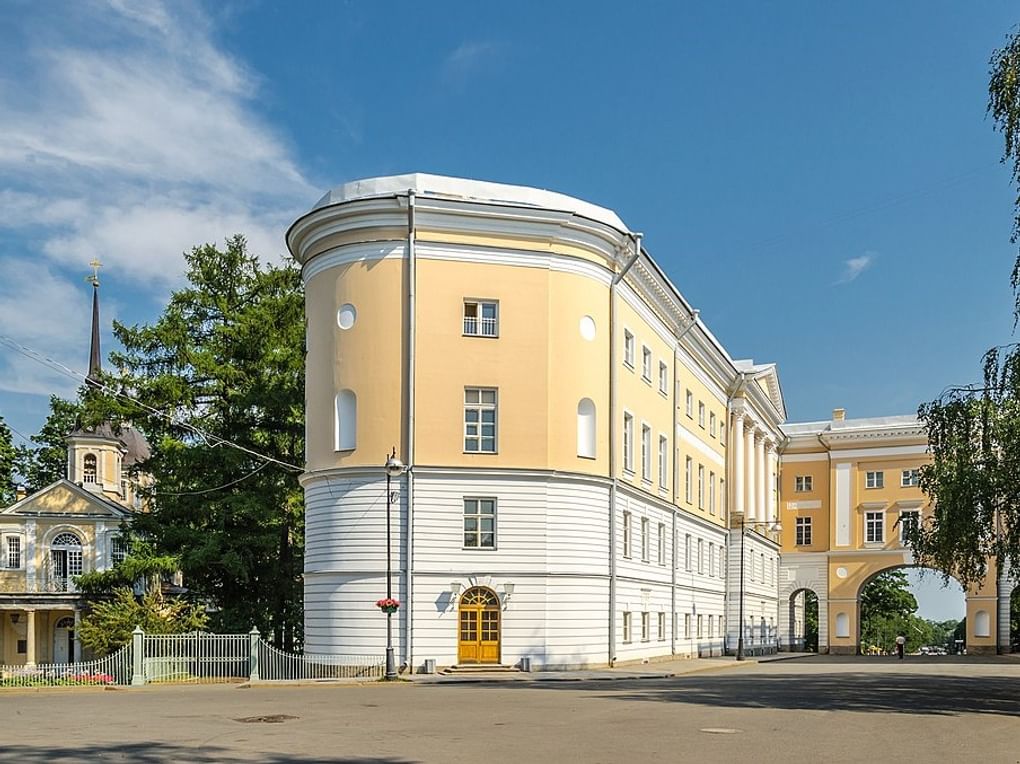 Здание Царскосельского лицея, Санкт-Петербург. Фотография: Alex &#x27;Florstein&#x27; Fedorov / <a href="https://commons.wikimedia.org/w/index.php?curid=21312490" target="_blank">Wikimedia Commons</a> / <a href="https://creativecommons.org/licenses/by-sa/4.0" target="_blank" rel="noopener">CC BY-SA 4.0</a>
