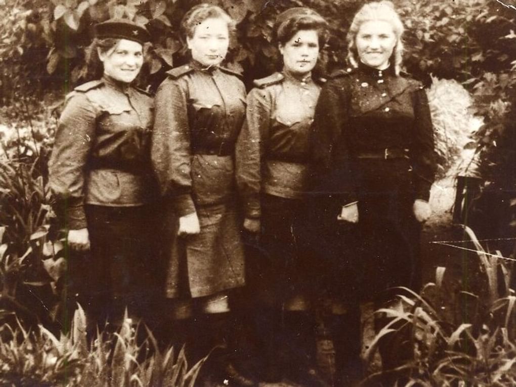 Женщины в военной форме. 1940-е годы. Фотография: Октябрьский районный музей, поселок Октябрьский, Пермский край