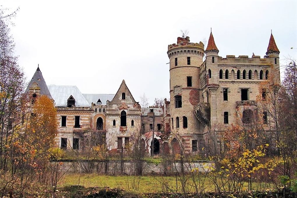 Усадьба Храповицкого в Муромцево, Владимирская область. Фотография: Nordprod / <a href="https://ru.wikivoyage.org/wiki/%D0%A4%D0%B0%D0%B9%D0%BB:Gothic_castle_in_Muromtsevo.jpg" target="_blank" rel="noopener">commons.wikimedia</a> / public domain