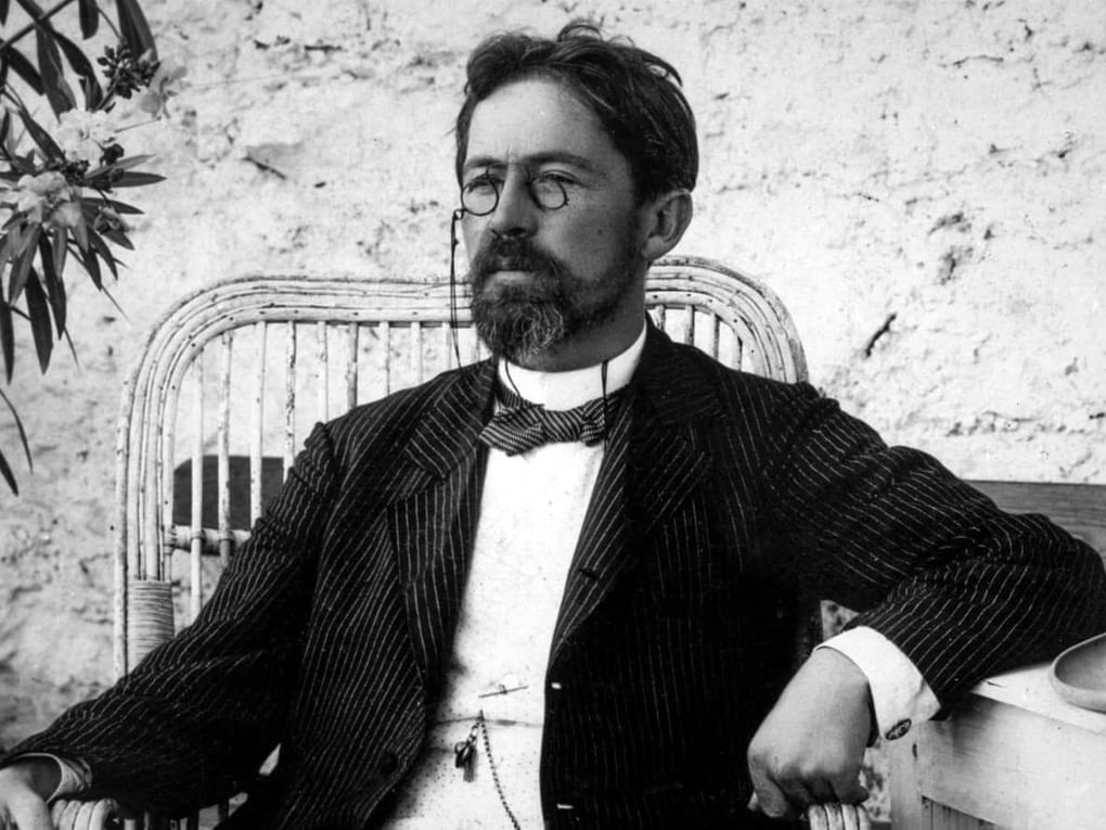 Антон Чехов в саду у своего дома. Ялта, Таврическая губерния, 1900 год. Фотография: Репродукция ТАСС