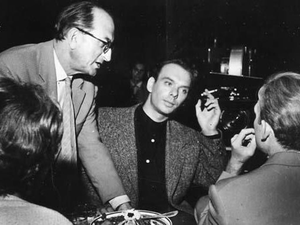 Михаил Ромм (слева) и актер Алексей Баталов. Фотография: museikino.ru